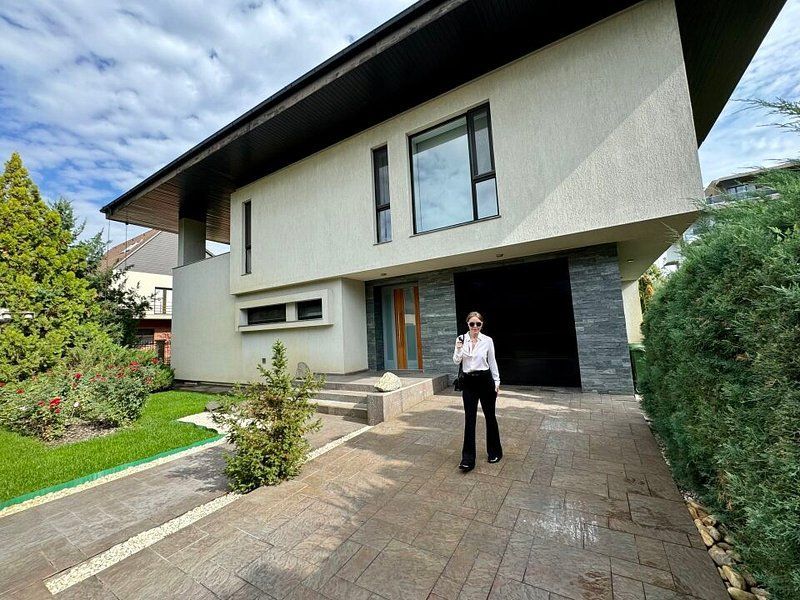 Vila lux de vanzare in cel mai dorit complex din Erou Iancu Nicolae-locatie rara - Poză 1