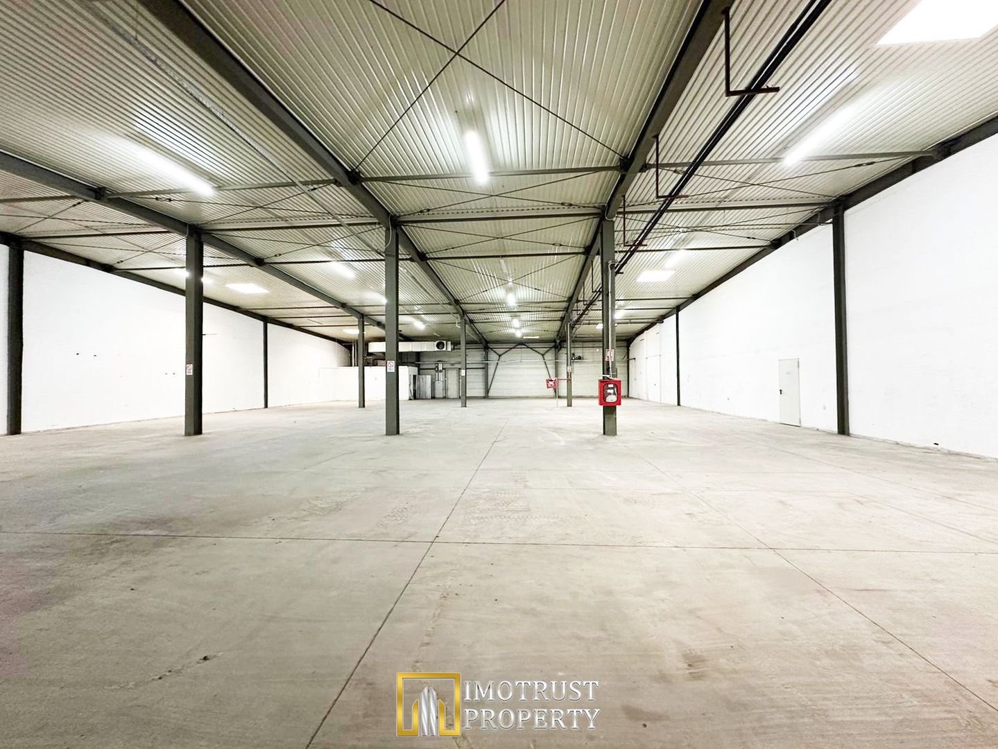 Hala de inchiriat Arad – 1.135 mp pentru comert, servicii - Poză 1