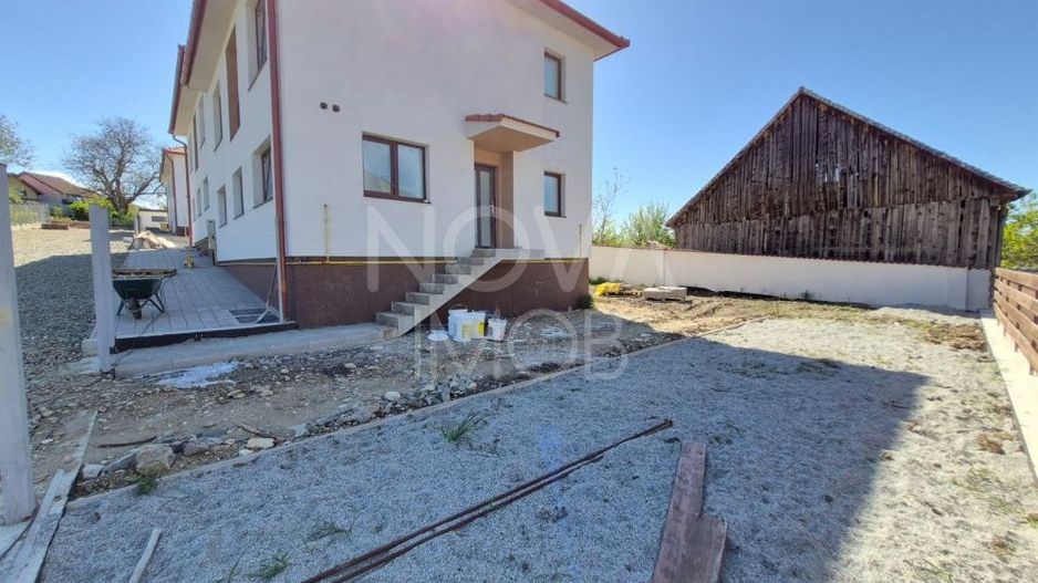 Casa tip duplex, la alb - Sura Mica - COMISION 0 - Poză 2