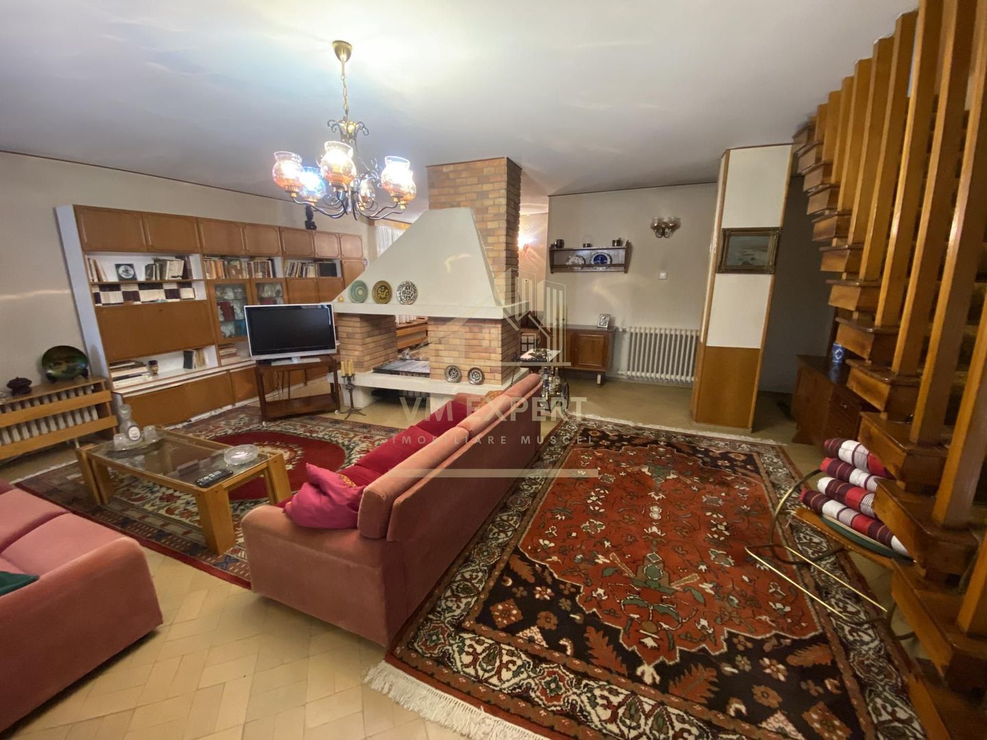VILA 5 CAMERE, TEREN 1500 MP, CENTRAL CAMPULUNG - Poză 2