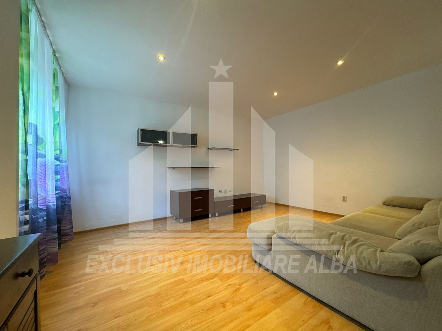 Apartment cu 3 camere cu scara interioara si garaj, Tolstoi - Poză 1