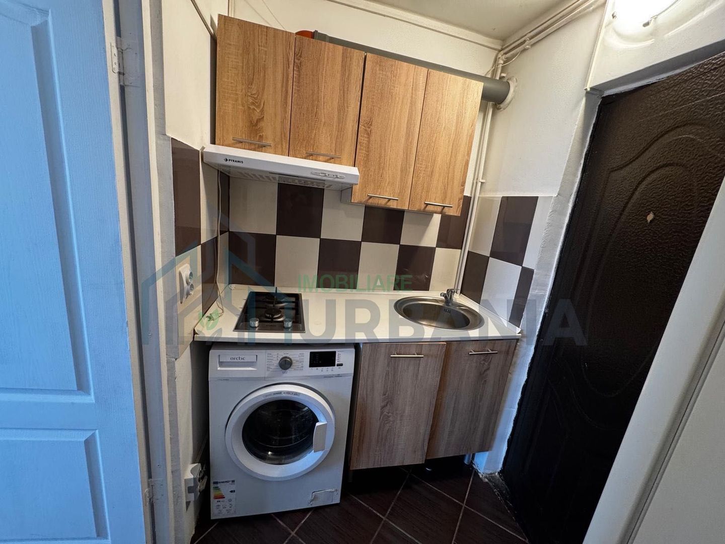 Garsonieră de închiriat în zona Podu Roș, la 10 minute de Palas Centru - Poză 3