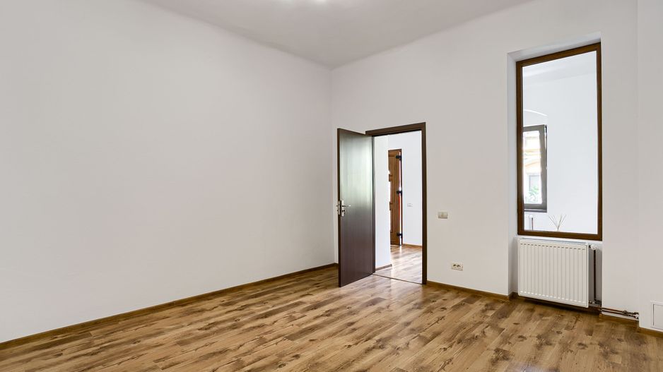 Vandut Apartament cu doua camere, renovat, situat ultracentral - Poză 2