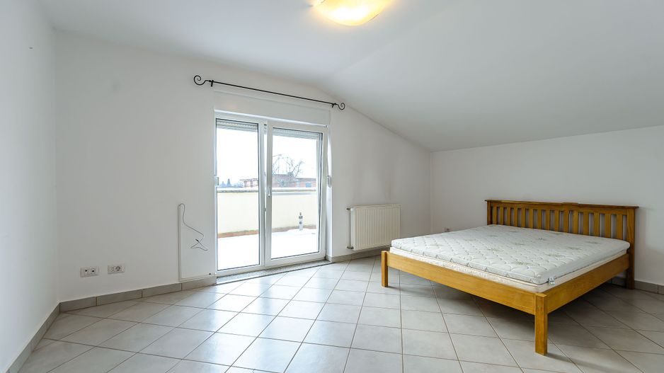 Casă frumoasă și plină de lumină. - Poză 11