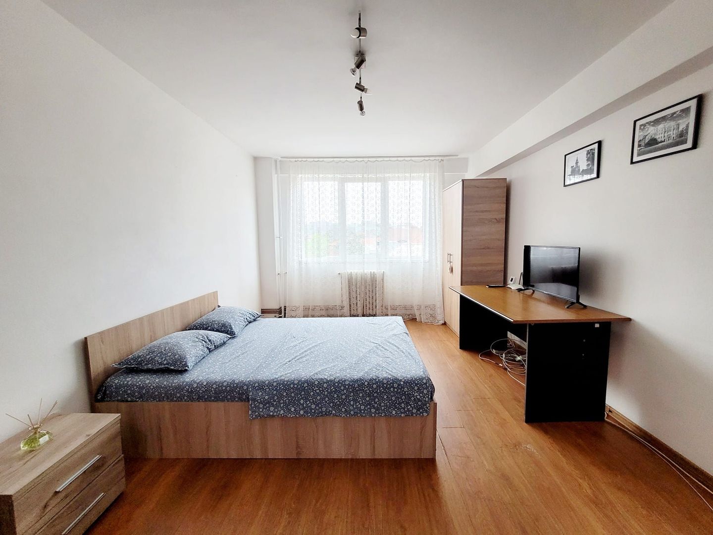 Apartament cu 3 camere - Centru/Piata 700 - Poză 1