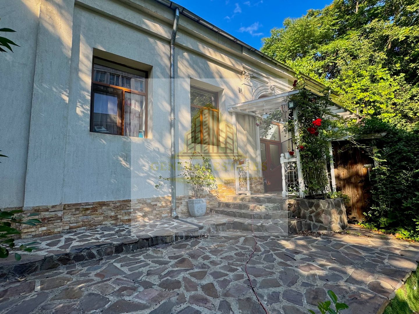 Spre Vânzare Proprietate remarcabilă cu 6 camere în inima Iașului ! - Poză 2