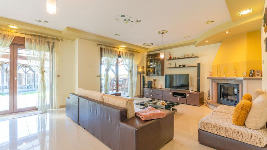 Casa Sacele amplasata in vecinatatea padurii cu pompa de caldura - Poză 2