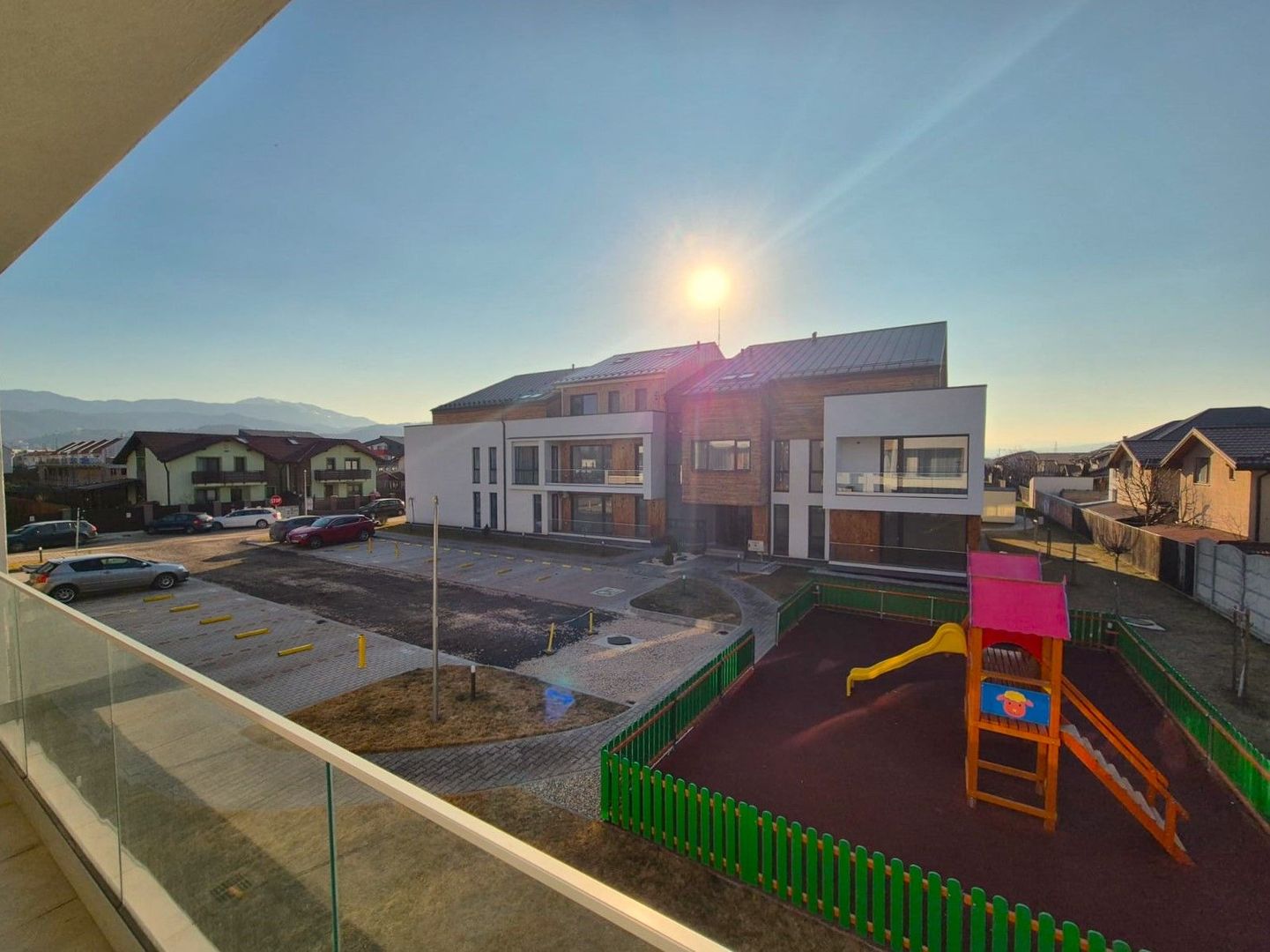 La PRIMA  închiriere, apartament spatios, într-o zonă de case,, loc parcare, - Poză 2