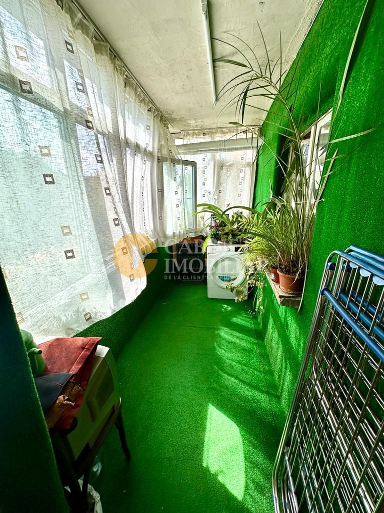 3 Camere Decomandat - Etaj 3 - Zona Nicolina 2- Bloc 1982 - Poză 3