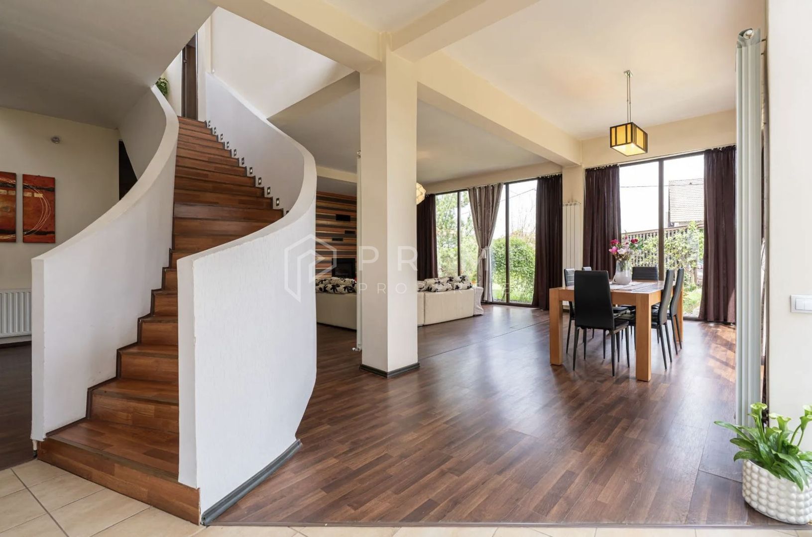 Vilă cu design și dotări deosebite de vânzare - Poză 2