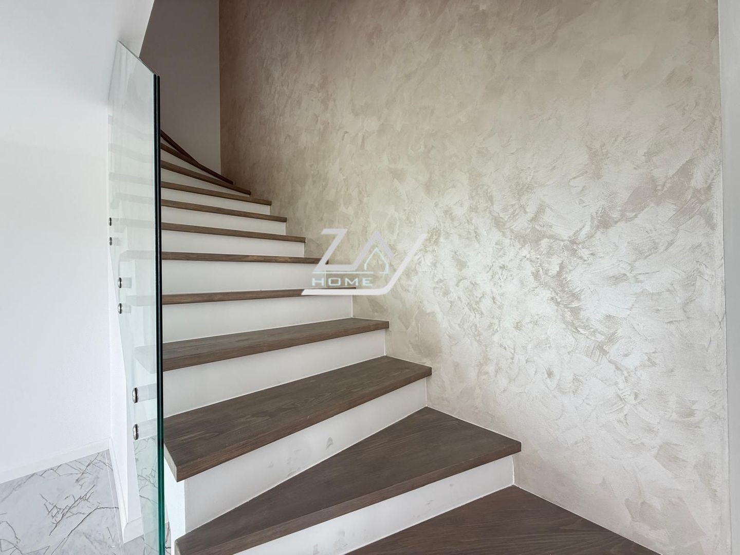 Duplex finalizat despartit prin camera tehnica. 3 dormitoare. 2 balcoane. - Poză 8