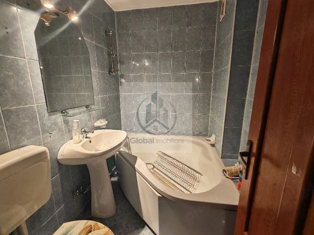 Vand apartament 3 camere, semidecomandat, str. Liviu Rebreanu - Poză 4