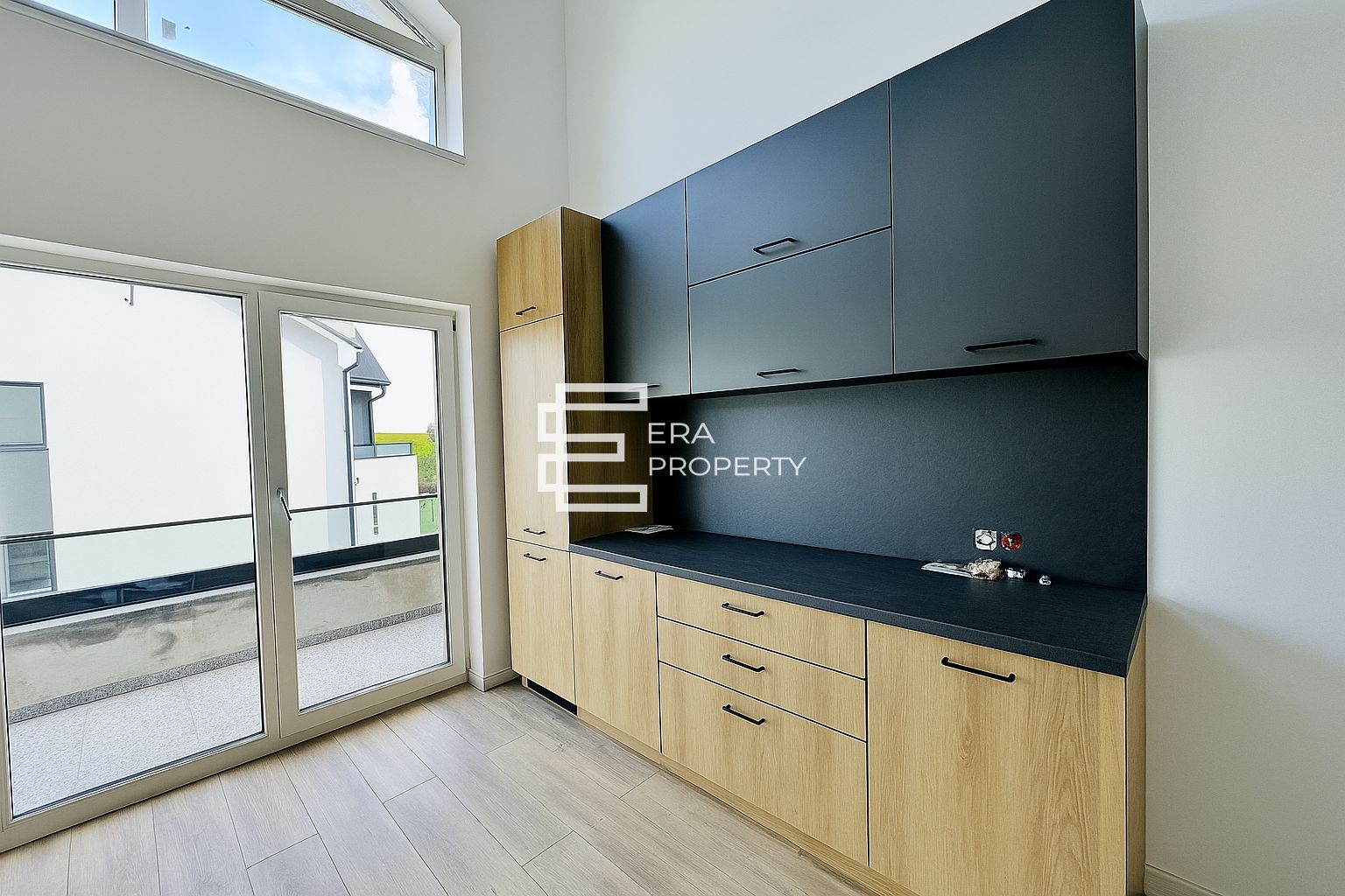 Apartament tip penthouse  partial mobilat , Intabulat,zona Cristian - Poză 1