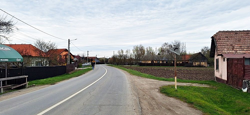 Teren intravilan pentru case in centrul Podu Oltului de 5600mp, 28 euro/mp - Poză 3