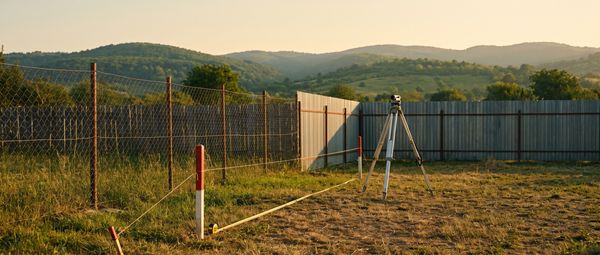 Gardul dintre vecini în Pitești și Argeș: al cui este, cine plătește și ce faci dacă a trecut peste hotar