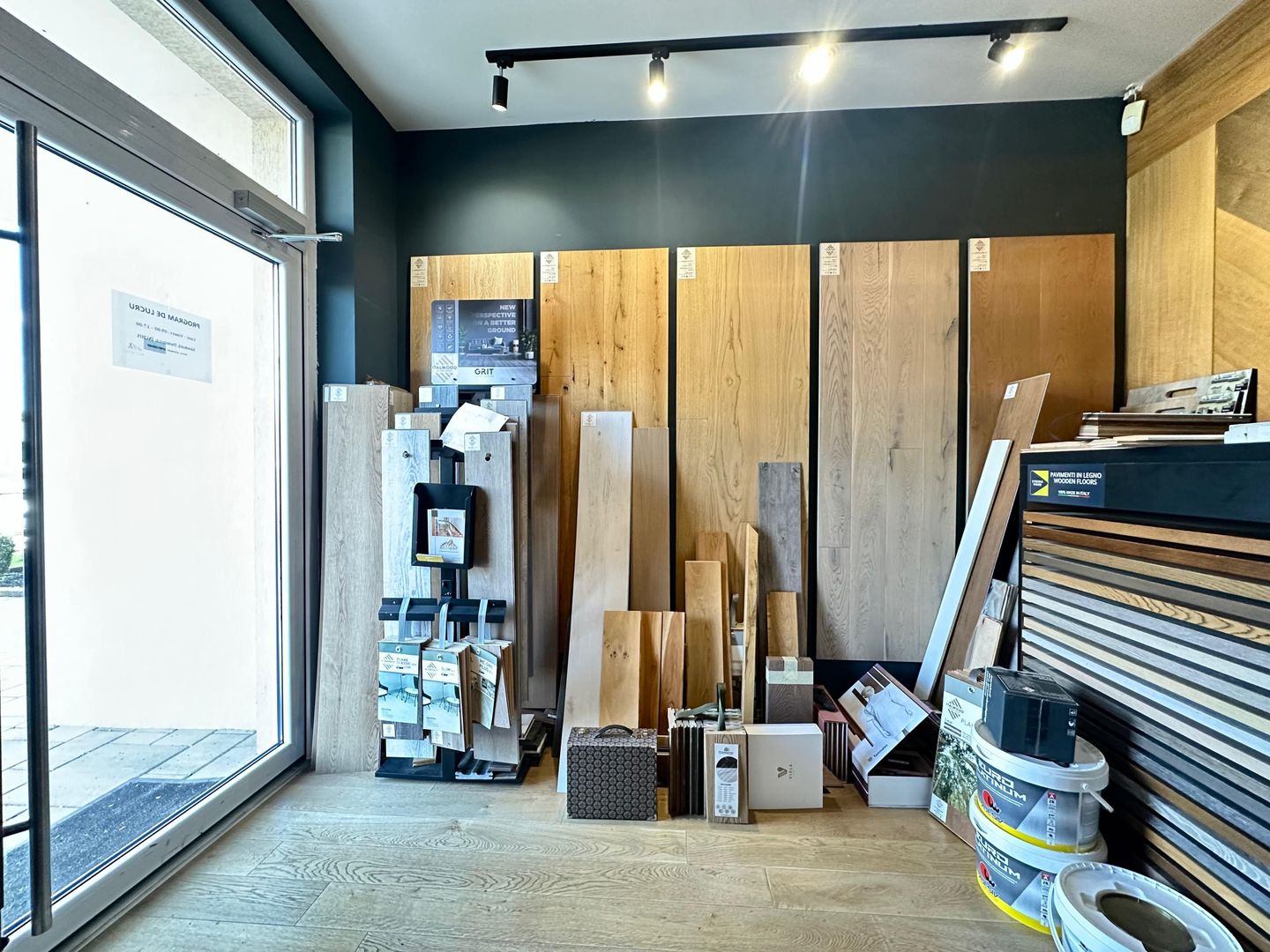 Spațiu comercial cu vitrină și boxă – Urban Residence - Poză 10