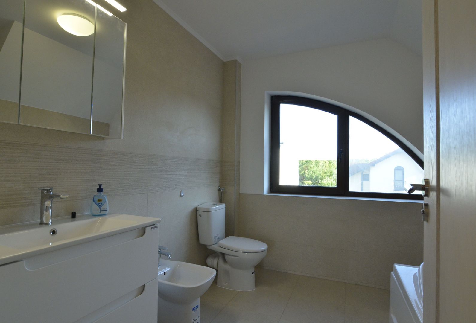 Inchiriem casa noua individuala 4 camere cu garaj - Poză 23