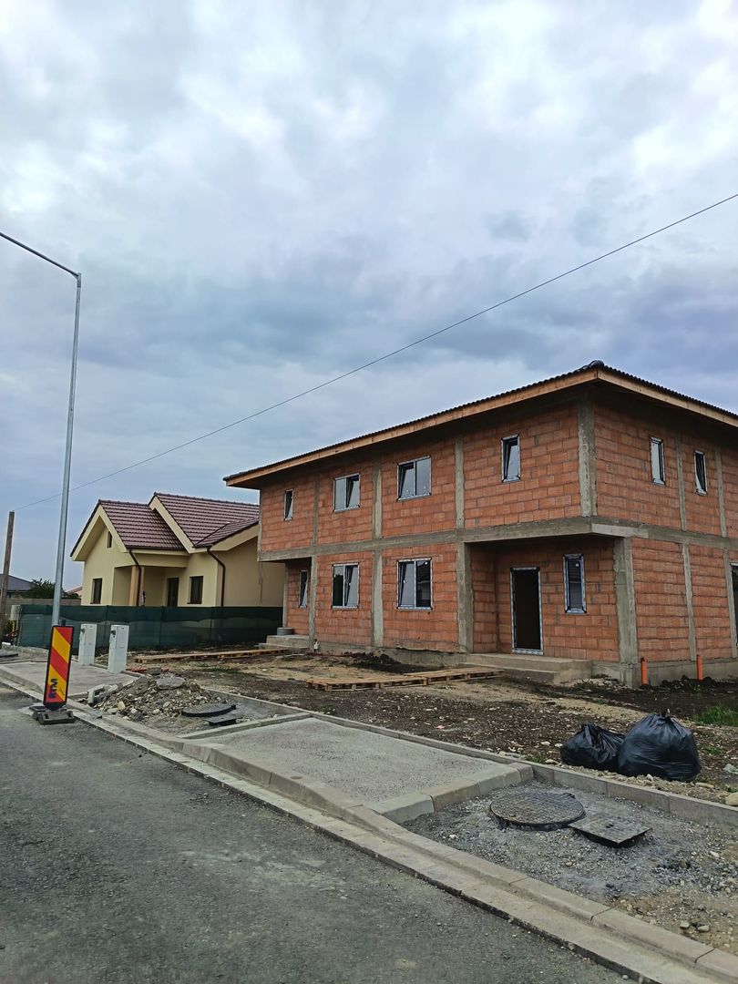 Jumătate de duplex cu interior la gri de vânzare în Giarmata Vii - Poză 1