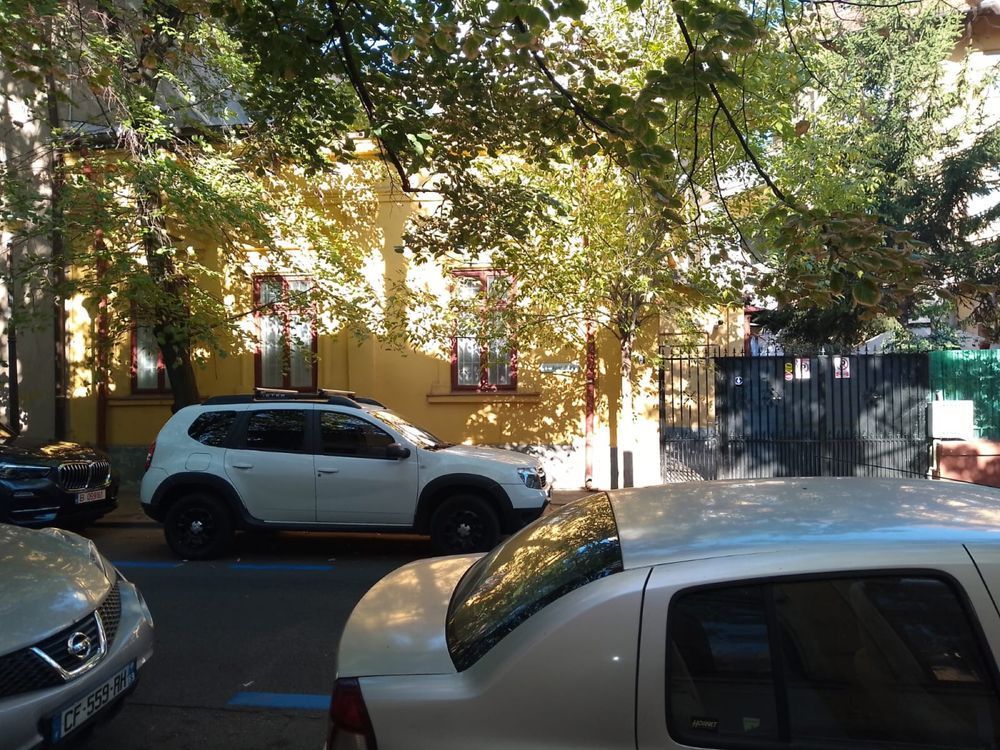 Inchiriez casa la curte in centru,zona Foisorul de Foc - Poză 1