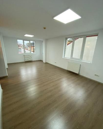 Clădire Multifuncțională 800 mp | Renovată 2024 | Ideală pentru Clinică, Birouri - Poză 7