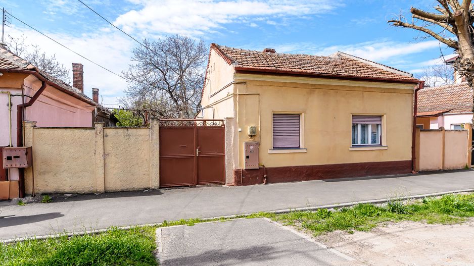 Ocazie Casa veche cu teren generos de 1095 mp in Parneava - Poză 1