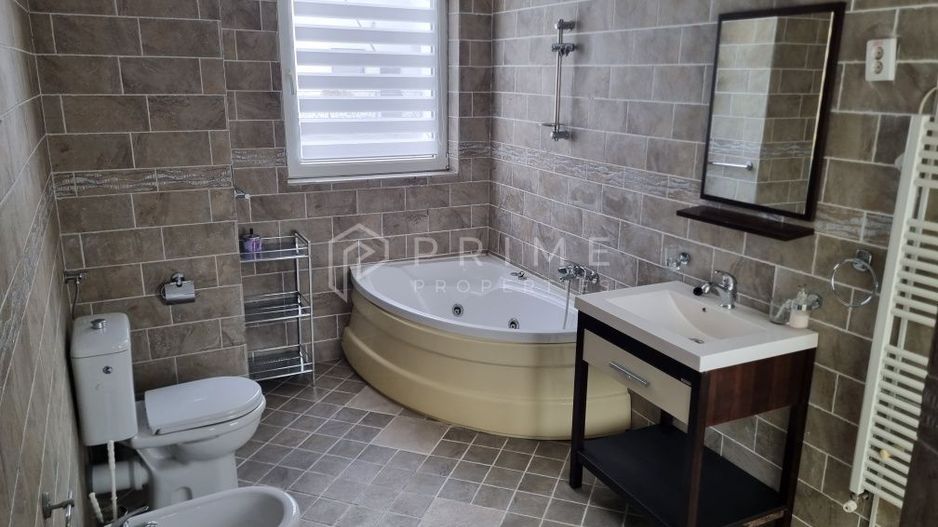 De închiriat apartament ultracentral, utilat, 3 camere, 2 băi, 140 m² - Poză 4