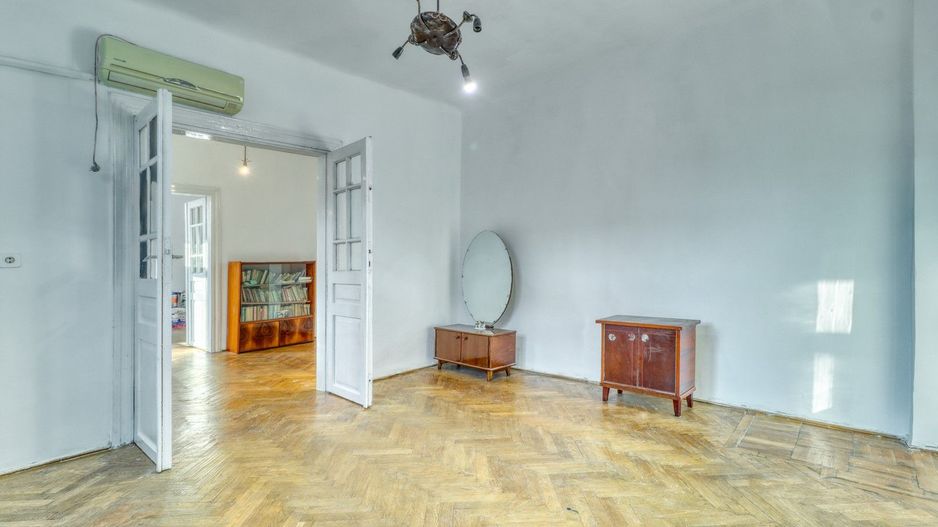 Centru- Casă boierească individuală- 5 camere si  451 mp teren - Poză 6