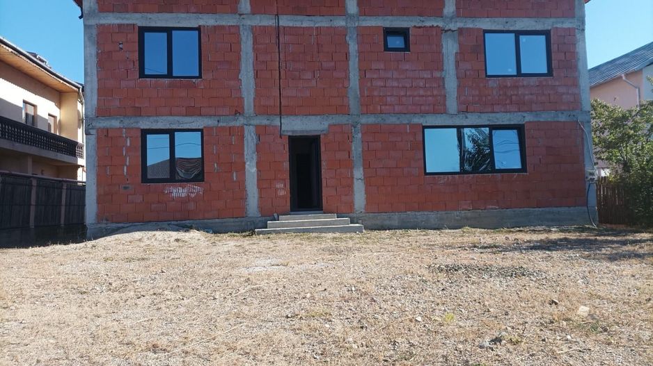 Aproape de oraș! Vânzare casă cu 5 camere în Ulmi! - Poză 4