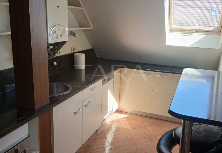 Apartament cu centrală proprie și spațiu de depozitare. - Poză 2