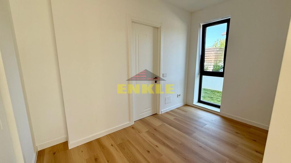 Apartament de lux, 5 minute de Botoșani, 109 mp utili+terasă si curte - Poză 10