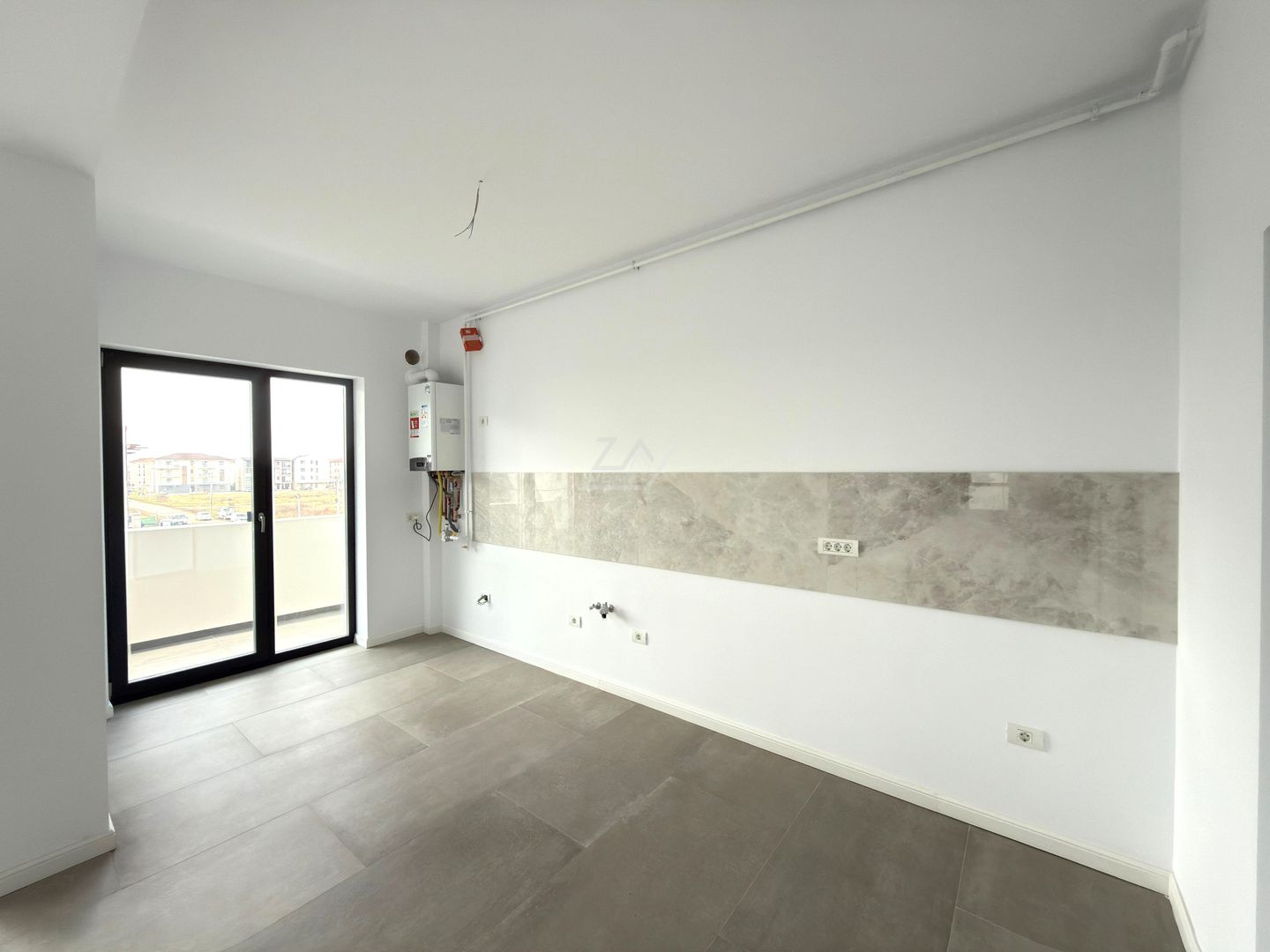 FINALIZAT. Etaj 1. Bloc la asfalt. Balcon mare. Loc de parcare. - Poză 3