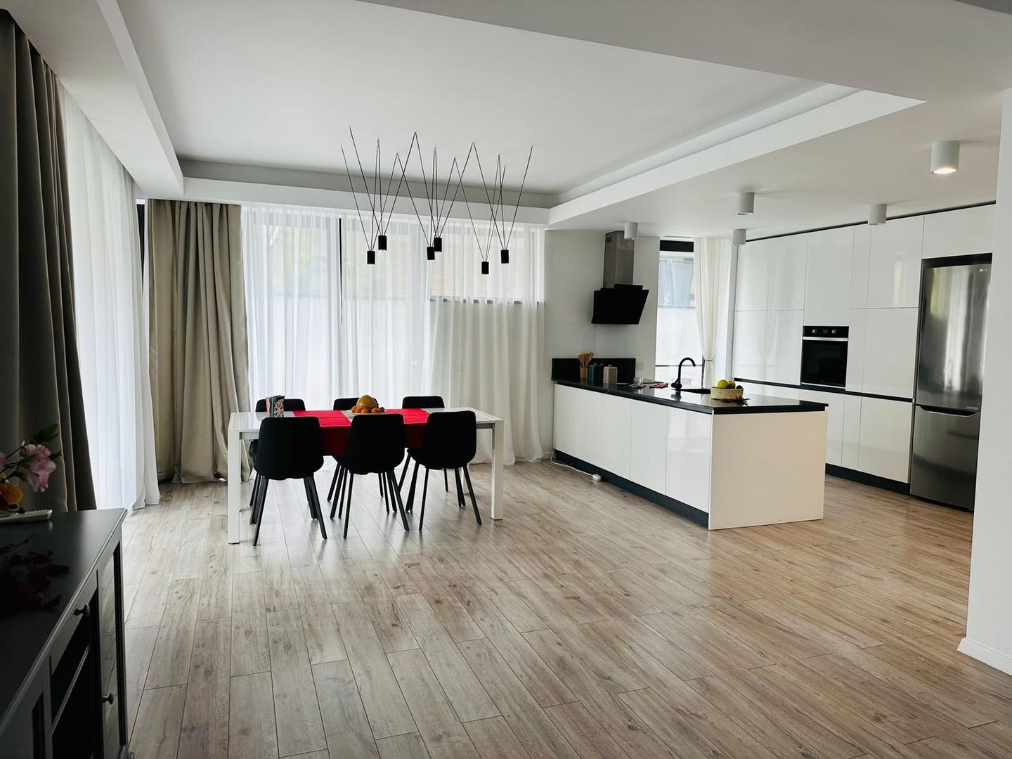 Vila Individuală Elegantă cu 6 camere, Curte Proprie–Padurea Baneasa - Poză 1