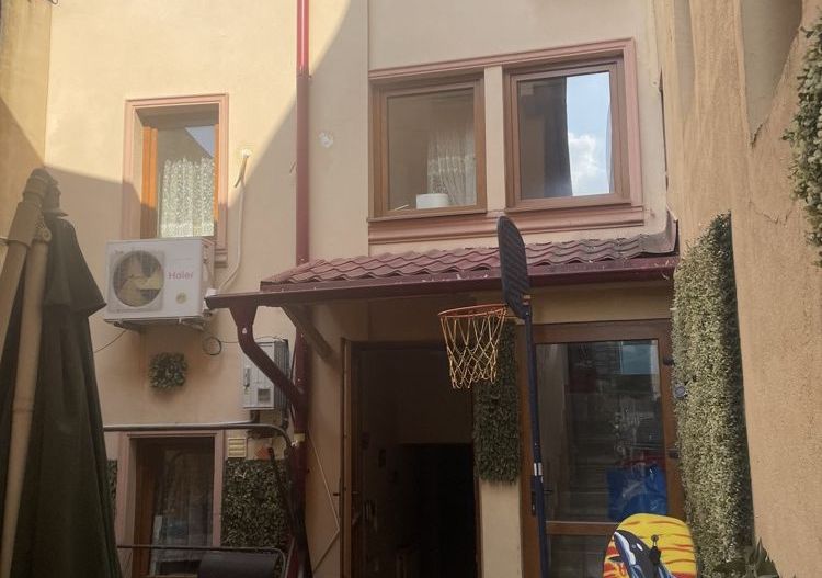 2 vile singur curte unic proprietar - Poză 2