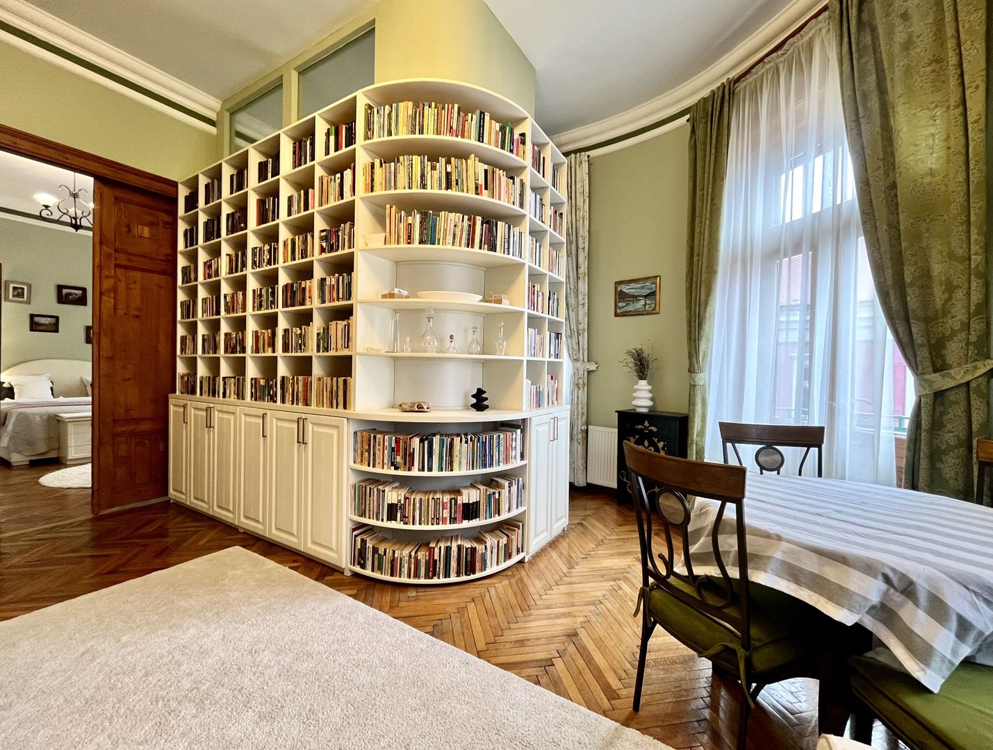 Apartament grandios cu vedere spectaculoasă spre Piața Libertății - Poză 4