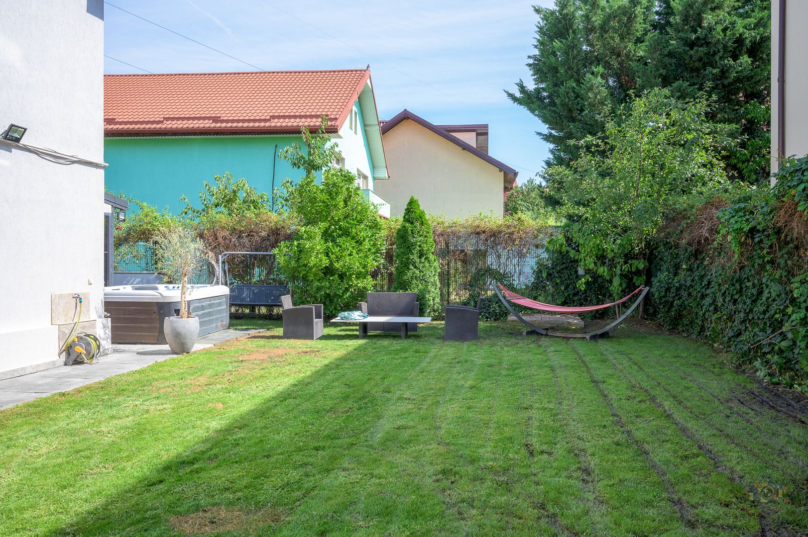 Vilă renovată P+1+M  | Foișor vitrat, grădină și jacuzzi - Poză 48