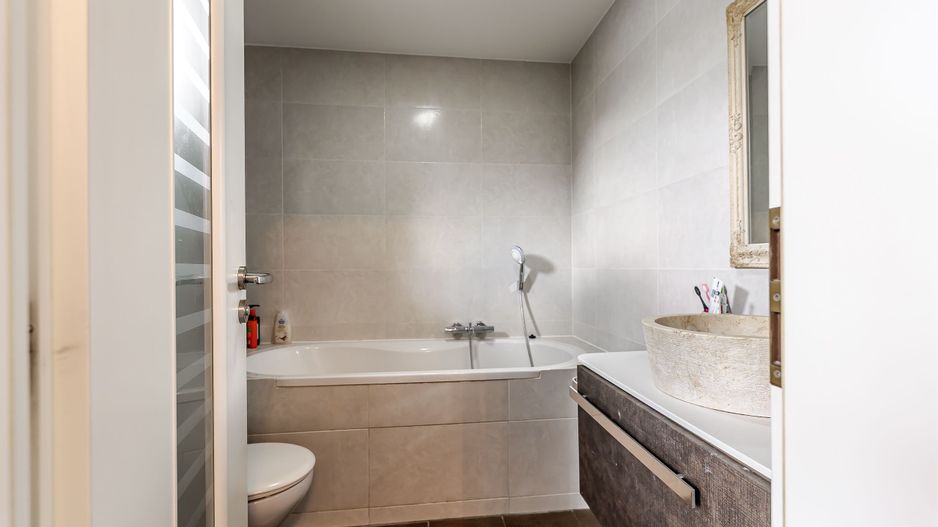 Casa spatioasa de vanzare în Bujac , 3 bai, 5 camere, super pret! - Poză 12