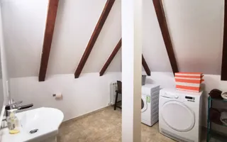 DE INCHIRIAT VILA CU 8 CAMERE, PISCINA SI GRADINA DE 1000MP IN PIPERA - Poză 11