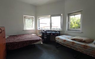 4 camere // bloc renovat // etajul 1 - Poză 1