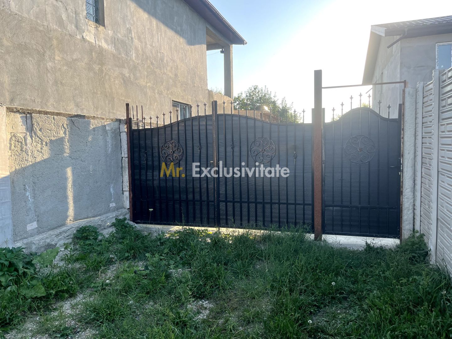 Casa la gri, 7 camere, 2 bai - Poză 2