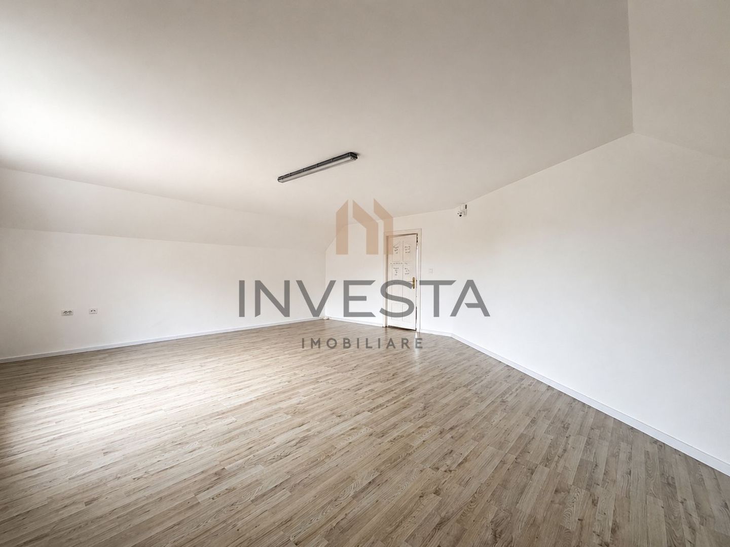 Vila spatioasa cu 15 camere de inchiriat in zona Andrei Muresanu - Poză 23