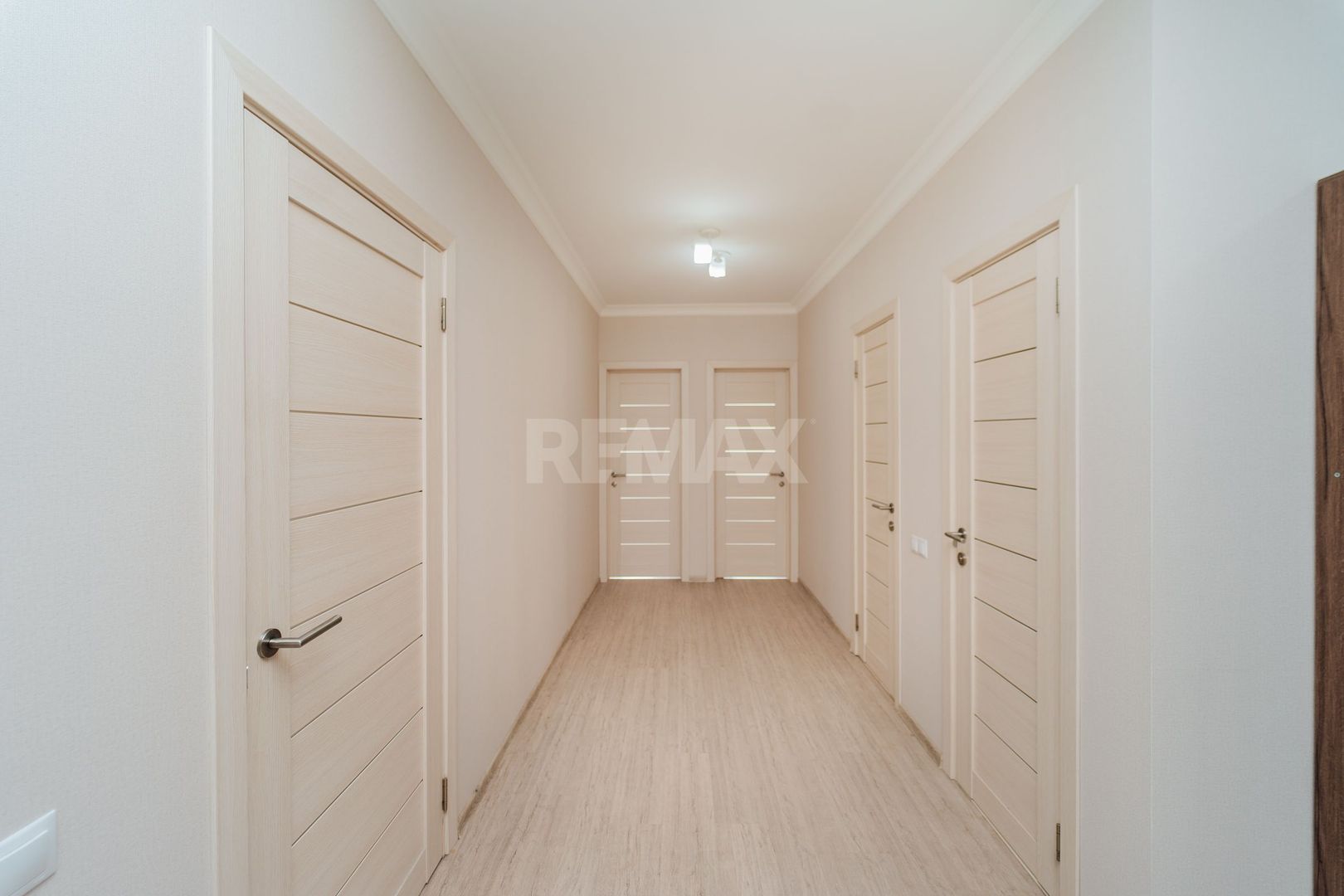 De vinzare Apartament 2 camere si balcon + living cu logie - Poză 8