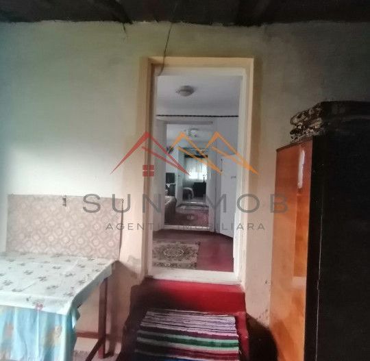 Casa rustica 3 camere, 4000 mp teren, cabana din lemn, pomi fructiferi - Poză 21