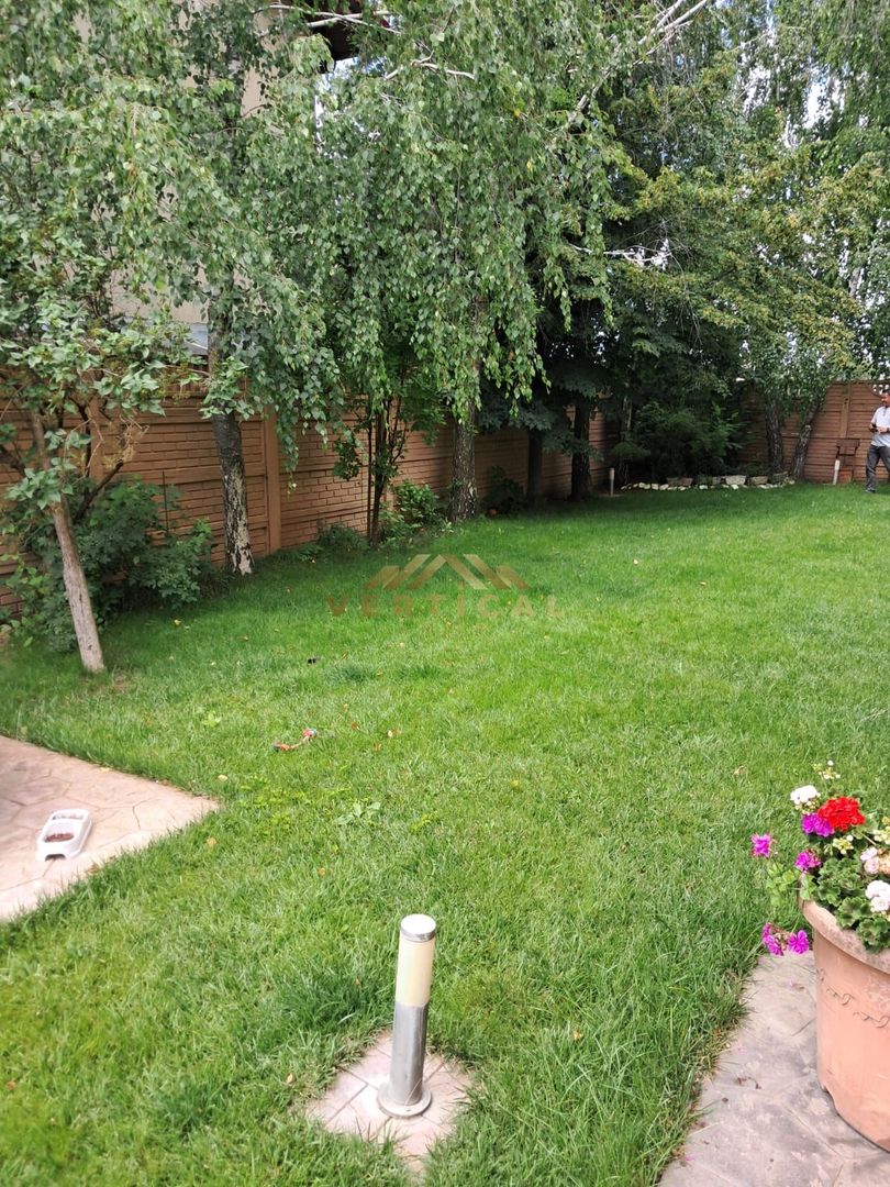 Casă deosebită, Zona Miorița – Comuna Berceni, Curte amenajată - Poză 8