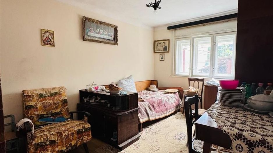 Casa singur in curte Iosia - Poză 1