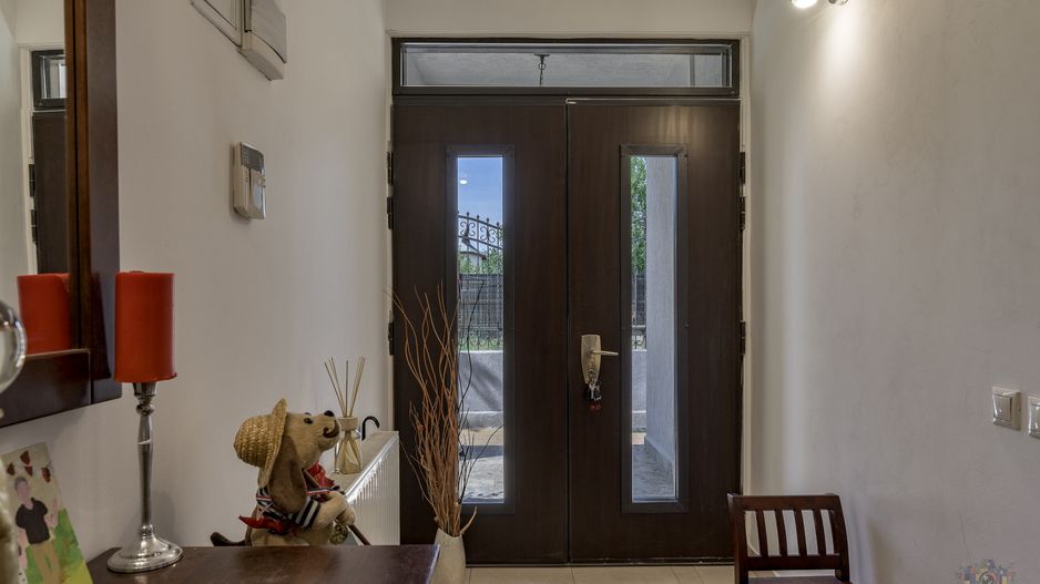 Vilă renovată P+1+M  | Foișor vitrat, grădină și jacuzzi - Poză 28