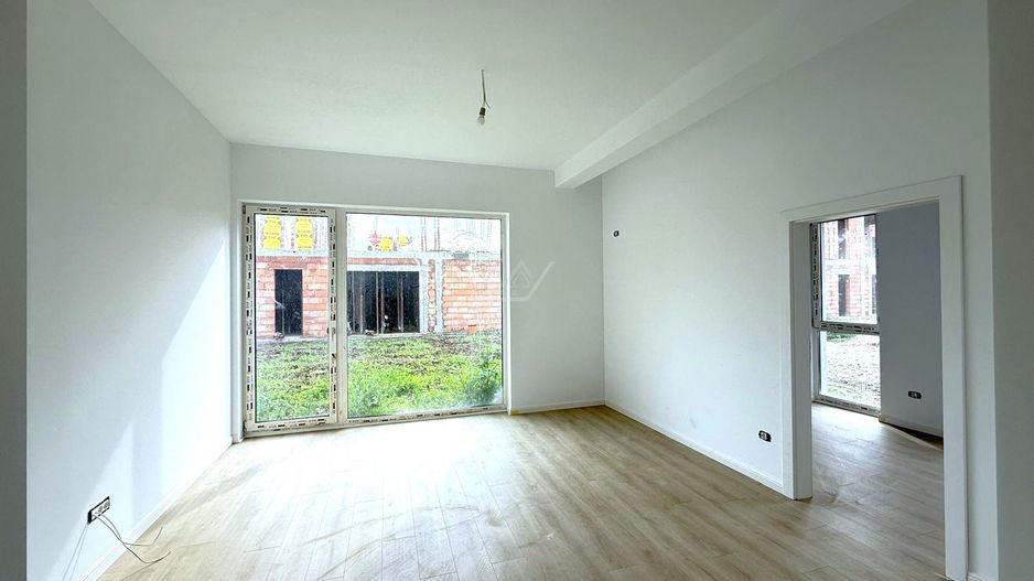 Bloc finalizat. Gradina proprie 52 mp. Decomandat. Loc de parcare. - Poză 1