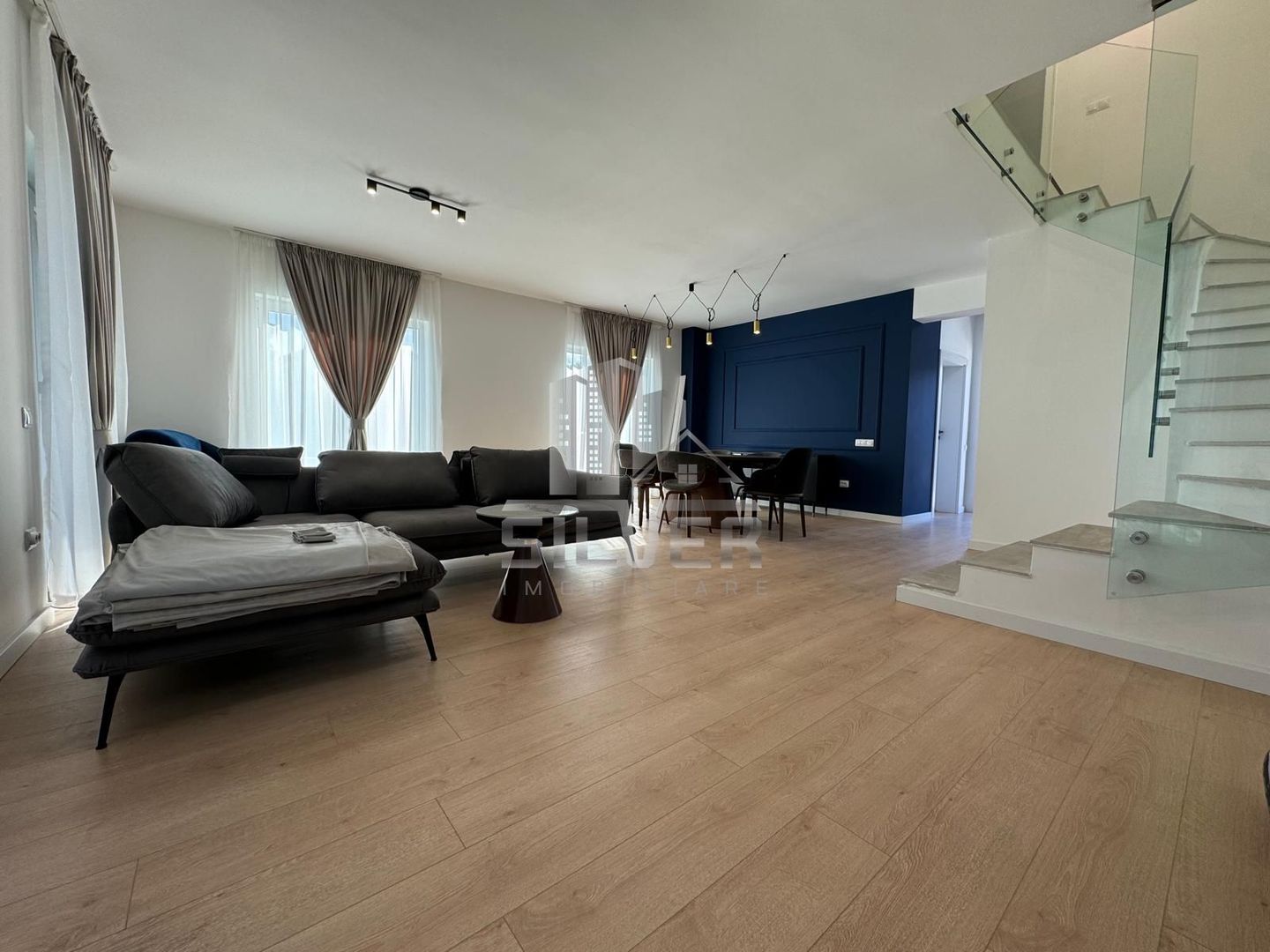 Casa tip duplex  la cheie. - Poză 1