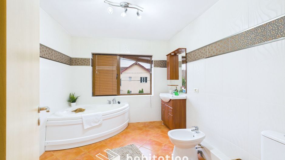 Casă individuală cu spațiu amplu și liniște absolută în Ghiroda - Poză 17