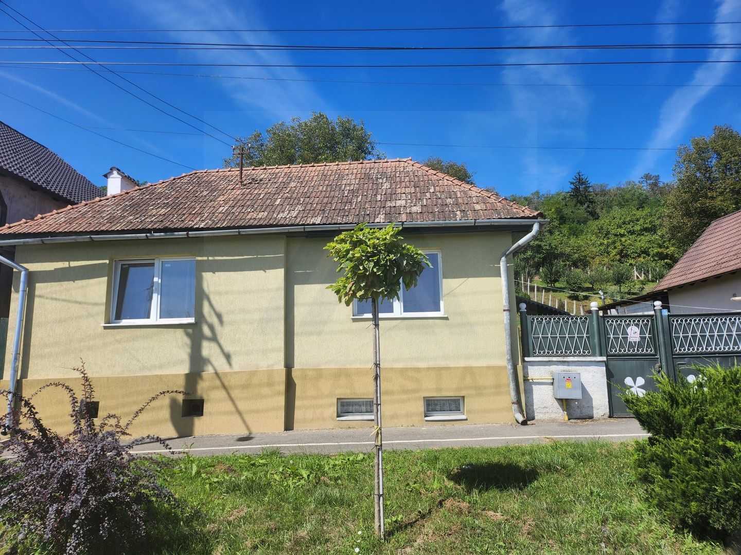 Casa individuala 3 camere renovata recent teren 803 mp in Agnita - Poză 1