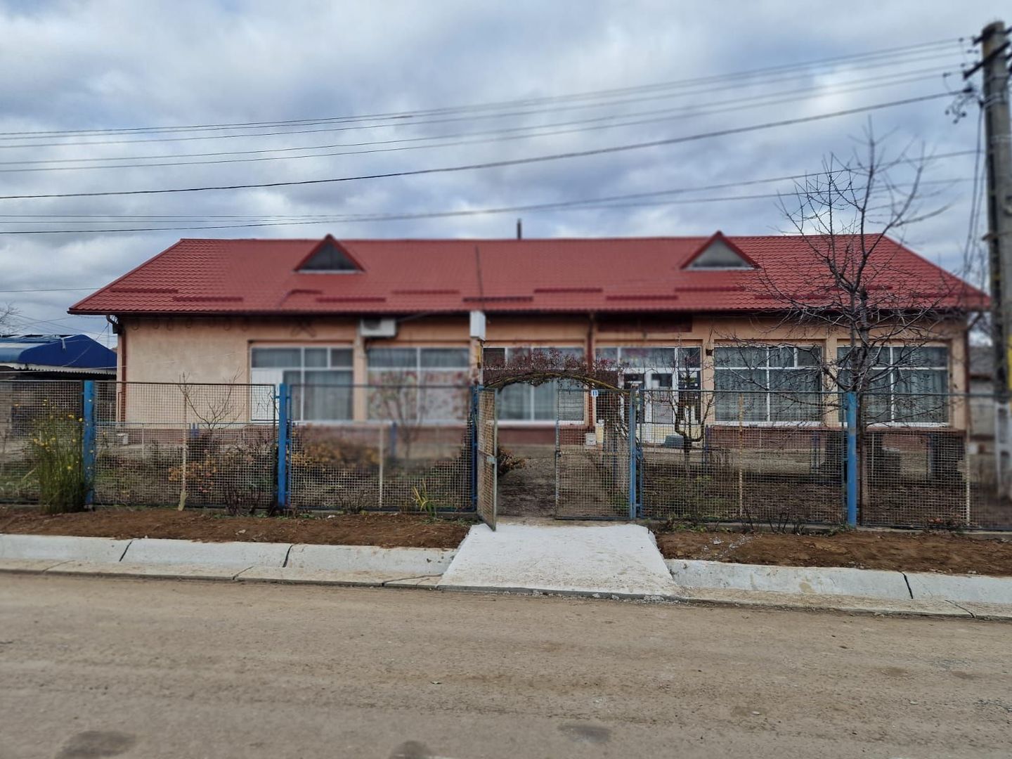 Se oferă spre vânzare / închiriere clădire cu spațiu comercial - Poză 1